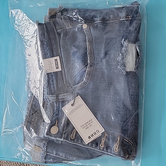 Judy Blue Button Fly Cuffed Shorts 2X - Picture 3 of 3